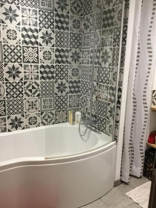 Appartement Tres Lumineux Egat Eksteriør bilde